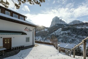 Familieleilighet, terrasse, fjellutsikt | Hageutsikt