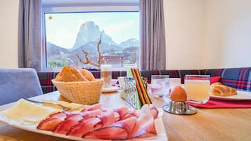 Tägliches Frühstücksbuffet (15 EUR pro Person)