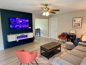 Smart TV y chimenea 