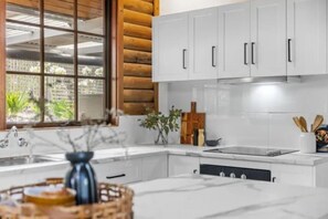 Een microgolfoven, een oven, een kookplaat, een vaatwasser