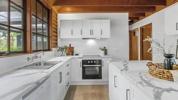 Coffee/tea maker, fridge, microwave, oven - Hahndorf Log Cabin, Adelaide Hills (Hahndorf)