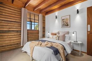 3 bedrooms, iron/ironing board, WiFi, bed sheets - Hahndorf Log Cabin (Hahndorf)