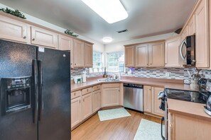 Fridge, microwave, oven, stovetop - 1 Mi to Colonial Beach Boardwalk! Cozy Family Home (Colonial Beach)