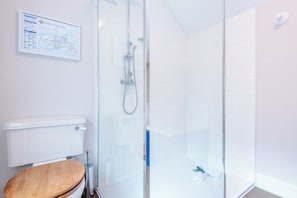 House, Patio | Bathroom - 36 South View Road (Chester)
