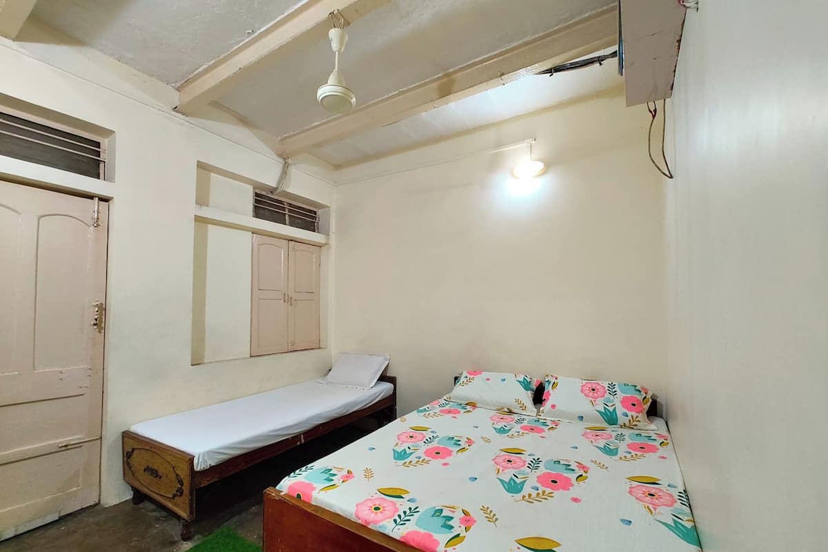 Standard Triple Room, Air conditioning | Hypo-allergenic bedding, desk, free WiFi
