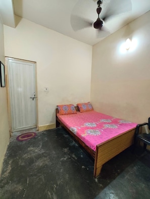 Standard Double Room | Hypo-allergenic bedding, desk, free WiFi