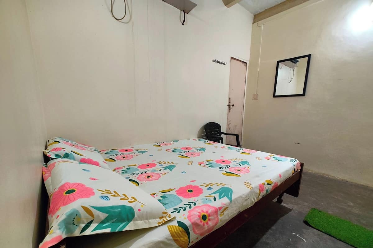 Hypo-allergenic bedding, desk, free WiFi