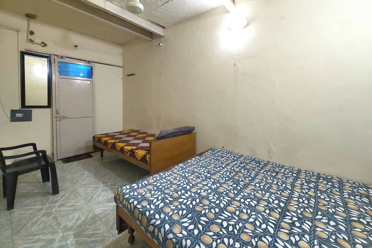 Standard Triple Room | Hypo-allergenic bedding, desk, free WiFi