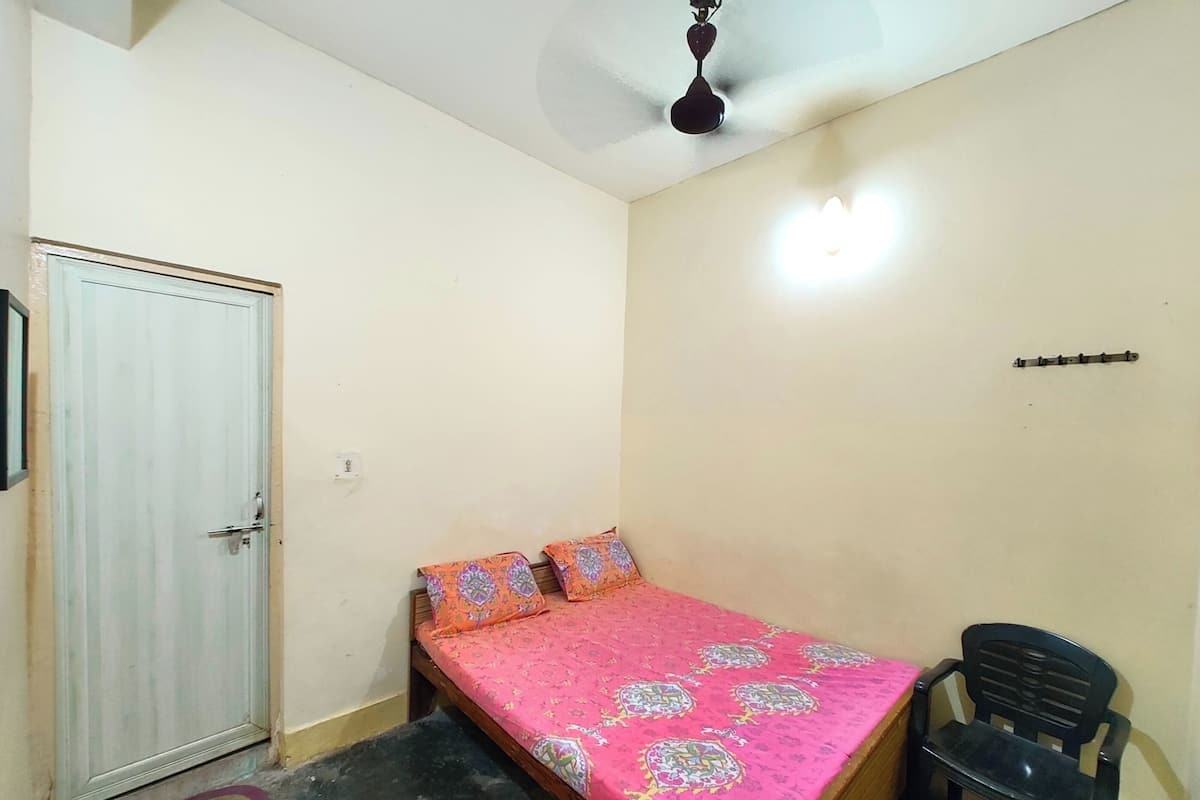 Standard Double Room | Hypo-allergenic bedding, desk, free WiFi