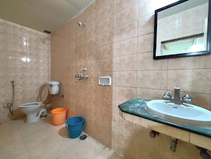 Shower, rainfall showerhead, free toiletries, towels