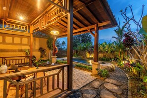 Biệt thự, 1 phòng ngủ, hồ bơi riêng, quang cảnh vườn | Bàn, khu vực làm việc phù hợp cho laptop