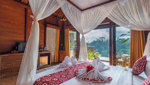 A room with a bed, a TV, and a view of the outdoors. - Belas Vana Villa Ubud by Dhananjaya Hospitality (Sebatu)