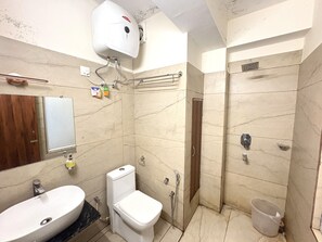 Deluxe Triple Room, Mountain View | Bathroom