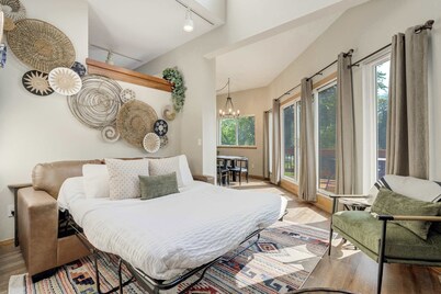 Sunstone Mesa! Luxe Broadmoor Getaway w Hot Tub