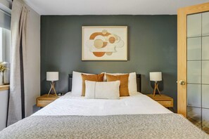 3 bedrooms, desk, iron/ironing board, travel crib