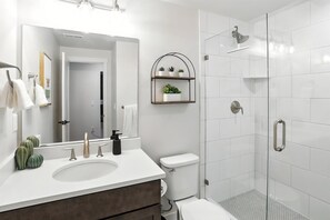 Dusche, Haartrockner, Handtücher, Shampoo