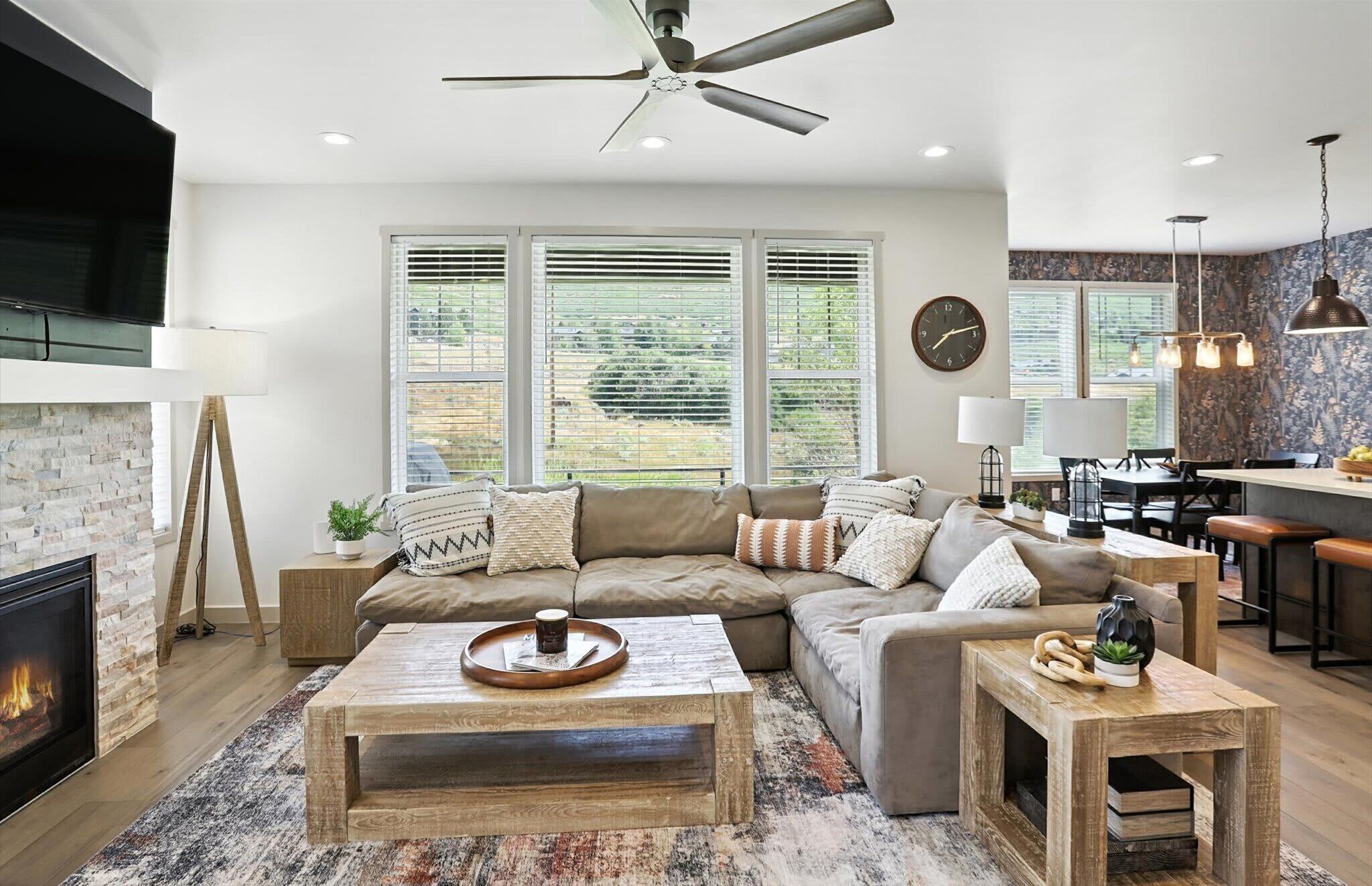 TV, lareira, escritórios