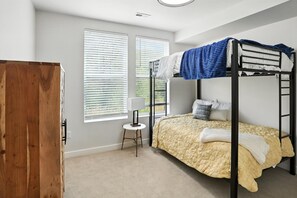 4 Schlafzimmer, Schreibtisch, Bügeleisen/Bügelbrett, Reisekinderbett