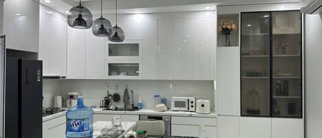 ثلاجة/مجمد بحجم كبير، ميكروويف، مستلزمات طهي/أطباق/أوعية