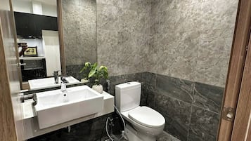 Kamar Double, balkon, pemandangan kota | Kamar mandi | Bathtub dan shower terpisah dan perlengkapan mandi gratis