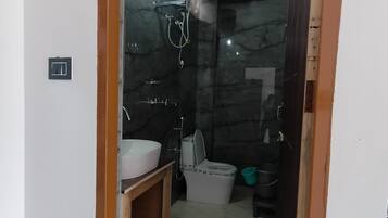 Luxury Room | Bathroom | Free toiletries, soap, shampoo, toilet paper