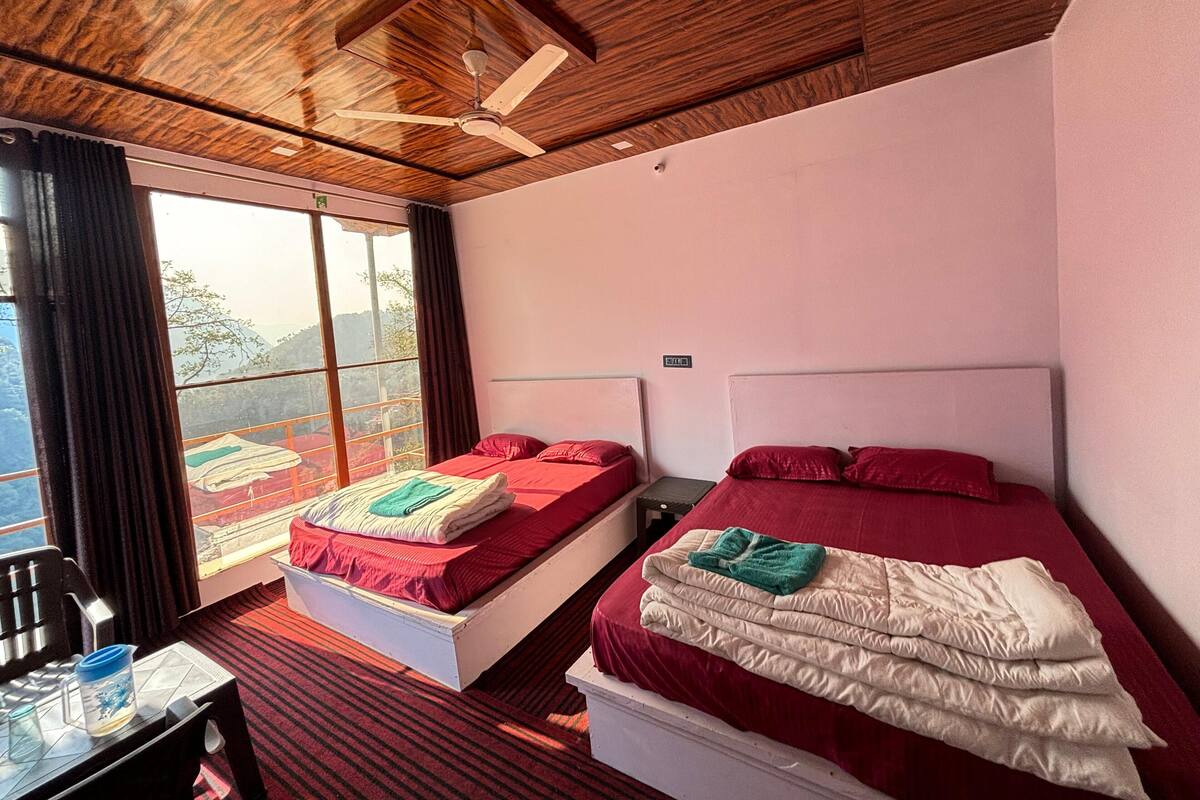 Luxury Room | Peti besi dalam bilik, meja, ruang kerja komputer riba
