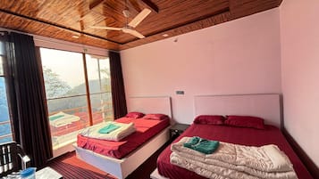 Kamar Mewah | Brankas, meja kerja, ruang kerja ramah laptop, dan tirai kedap cahaya