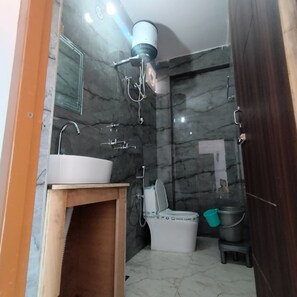 Phòng đôi Deluxe, ban công, quang cảnh sông | Phòng tắm | Đồ dùng nhà tắm miễn phí, xà phòng, dầu gội, giấy vệ sinh