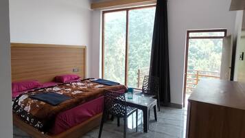 Deluxe dubbelrum - balkong - utsikt mot floden | Värdeförvaringsskåp på rummet, skrivbord och arbetsyta för laptop