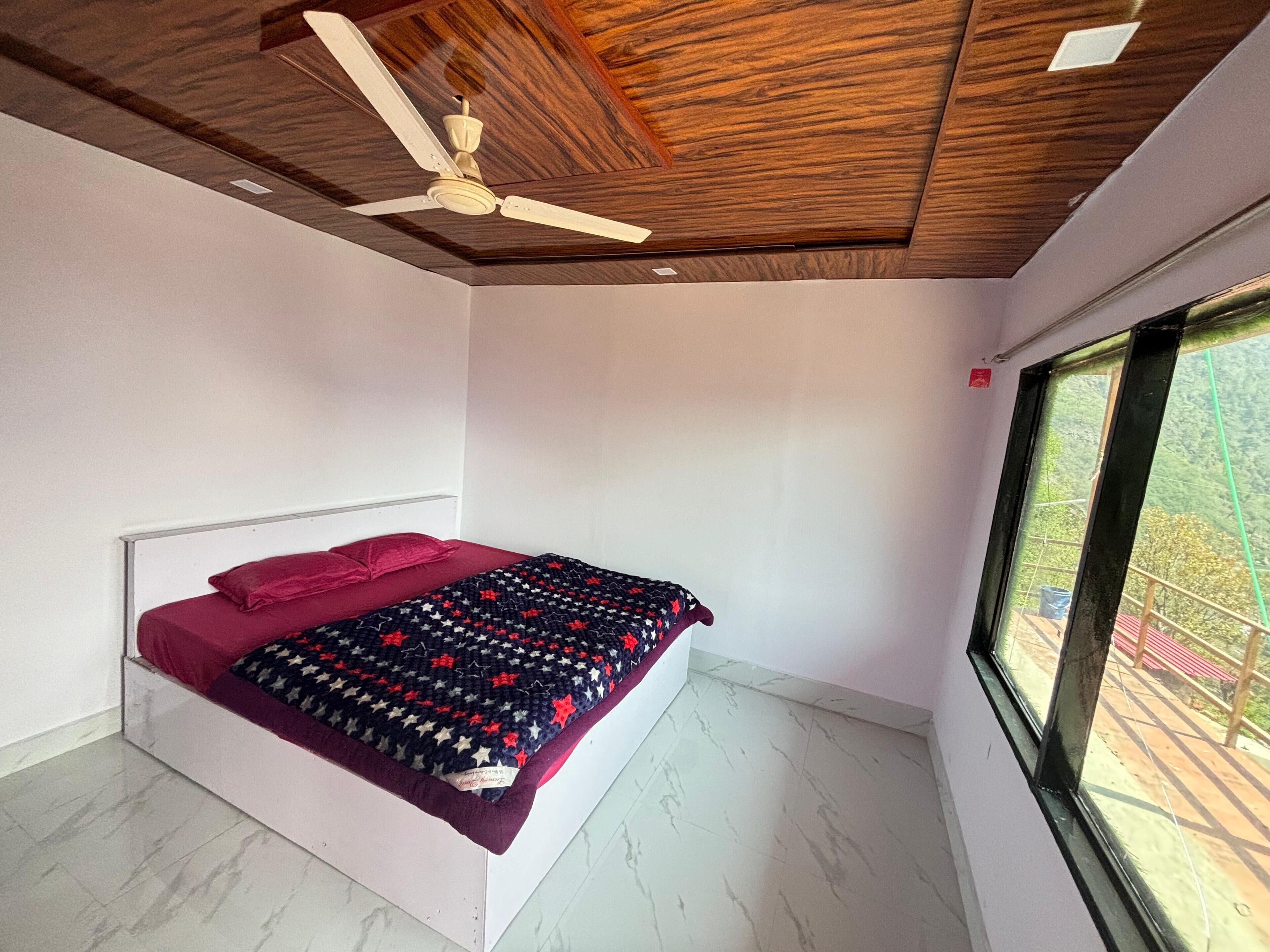 Deluxe-huone | Tallelokero huoneessa, työpöytä