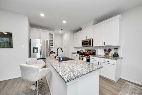 3BR Corporate & Family Getaway Near Katy Mills