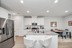 Micro-ondes, four, plaque de cuisson, lave-vaisselle