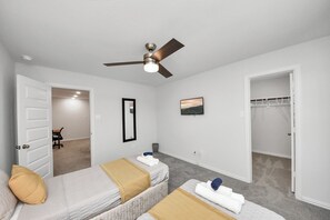3 bedrooms, iron/ironing board, WiFi, bed sheets