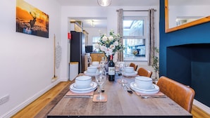 Ferienhaus, Terrasse | Essbereich im Zimmer