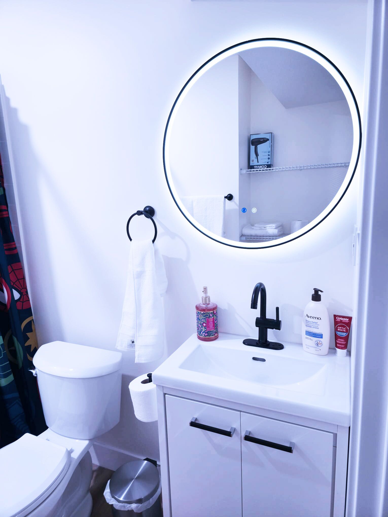 Sèche-cheveux, serviettes fournies, savon, shampoing