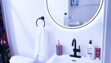 Sèche-cheveux, serviettes fournies, savon, shampoing