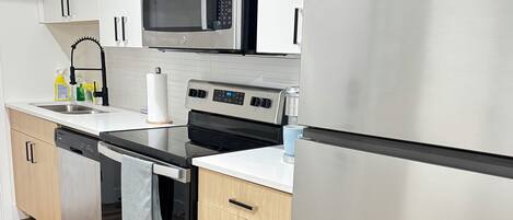 Refrigerador, microondas, horno y parrilla de estufa