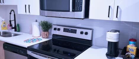 Refrigerador, microondas, horno y parrilla de estufa