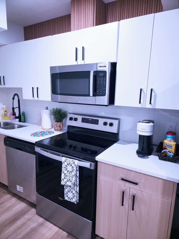Frigorífico, microondas, horno y placa de cocina