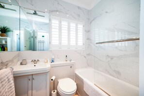Dusj, hårføner, håndklær og såpe