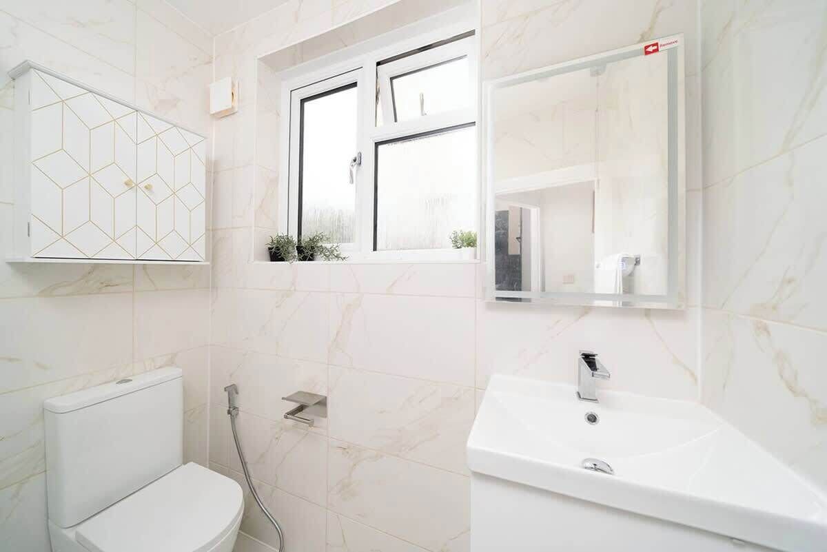 Une salle de bain avec des toilettes, une douche et un lavabo.
