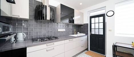 Frigorífico, microondas, horno y placa de cocina