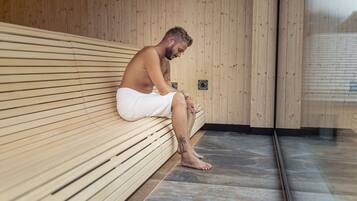 Un banco de madera en un sauna con piso de azulejos.