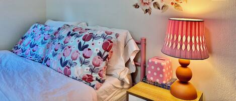 1 slaapkamer, een kluis op de kamer, een bureau