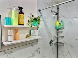 Regadera, amenidades de baño ecológicas, secadora de cabello, bidet 