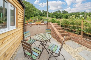 Outdoor dining - Modern Snitton Cottage & Gardens (Snitton)
