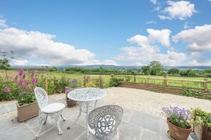 Outdoor dining - Modern Snitton Cottage & Gardens (Snitton)