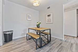 Dining - 1BR - Gym - Pool - Great For Mid/Long Stays (Mesa)