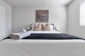 1 bedroom, desk, iron/ironing board, free WiFi - 1BR - Gym - Pool - Great For Mid/Long Stays (Mesa)