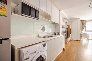 Refrigerador, microondas, placa de cocina, tetera/pava eléctrica